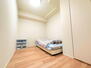 オープンレジデンシア横浜 約４．４帖の洋室。窓がない分外の音や寒暖差の影響を受けにくく、仕事部屋としてもおすすめです。