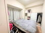 オープンレジデンシア横浜 約５．２帖の主寝室。収納扉と洋室扉が近い位置にあり、他のスペースが自由に使え家具配置のしやすい間取り