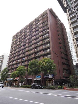 グランドパレス田町 モダンでスタイリッシュな印象を与えるグレーを基調とした外観。敷地内で管理されている木々の色味との相性も良く上品でおしゃれな雰囲気を演出してくれます。