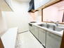 クリオ新横浜【安心を買うなら、朝日土地建物へ】 対面式のキッチンには収納棚もあり家事動線がしっかりとれています。