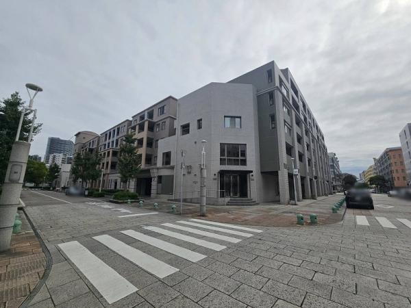 パティオス3番街 【おしゃれな街にあるおしゃれなマンション】 <BR>石畳の道路となっている区画が整理されたマンションです。R7年10月撮影