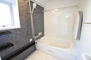 ライオンズマンション駒岡 バスルームのお写真です。<BR>飽きの来ないシンプルかつお洒落なデザインの浴室です。<BR>日々の疲れを癒してくれる贅沢な空間となっております。