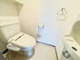 コスモ柏セランス 手洗いカウンターのあるトイレ。カウンターに小物を飾ってオリジナルの空間を作るのも楽しそうですね。
