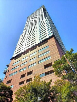 クロスエアタワー 総戸数697戸のビックコミュニティマンション。ラウンジなど共用施設が充実しており快適に暮らせます。ペット飼育可(細則有)