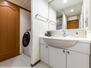 ローヤルシティ鴨居７番館 【洗面室】<BR>洗濯機置場のスペースが仕切られている使い勝手の良い洗面室
