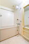 津田沼パークホームズ 【浴室】<BR>浴室には、ハンガーパイプが備わっています。浴室内で洗濯物を干すことができるので、雨の日や花粉の季節などに重宝します。