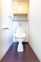 津田沼パークホームズ 【トイレ】<BR>広さがあり、お掃除がしやすいトイレ。トイレットペーパーや洗剤がストックできる収納スペースとタオルハンガーが設けられています。