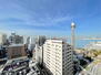 グローリオタワー横浜元町 昔から愛されている横浜マリンタワーを望むことができる眺望は、時間の流れを大切に過ごしたくなるような贅沢な眺めです。