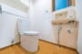 テラス早宮 トイレは手洗い場・収納スペース・窓付きです。※画像はCGにより家具等の削除、床・壁紙等を加工した空室イメージです。。