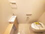 パークタワー東中野グランドエア 手洗い器付きの清潔感あふれるトイレ。