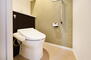 アンビックス神田 【トイレ】<BR>白を基調とした清潔感の高いお手洗い。<BR>上部に収納もついておりますので、とても便利です。