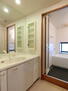 サーパス千手 大きな鏡と使い勝手の良い収納スペースがある洗面台