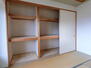 サーパス千手 和室押入れは３段の棚板があり布団などの収納に便利
