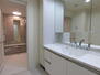 ポレスターブロードシティ万代 洗面所は三面鏡仕様の洗面台とリネン庫がついています
