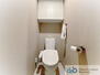 レーベン富山西町　ＲＥＳＯＮＡＣＩＡ ウォシュレット機能付きのトイレ。上部には吊戸棚があるので、トイレットペーパーのストックや清掃道具等を収納するのに便利です。