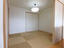 サーパスシティ今朝白壱番館 縁なしの琉球畳の採用でお洒落な雰囲気の和室約6.0帖
