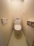 コープシティ上大川前 温水洗浄便座のトイレです。リモコンが壁付けなので、便座に座ったまま操作がしやすいですね♪トイレットペーパーホルダー兼用の収納も使い勝手◎