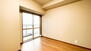 サーパスシティ西新潟弐番館 洋室約5.2帖は、バルコニーもあるので、開放的なお部屋ですね。