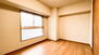 サーパスシティ西新潟弐番館 洋室約6.1帖は、角部屋で、大きい窓があり換気もしやすいです。