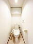 ダイアパレス医学町 トイレにはペーパー類の収納に便利な吊り収納付き。