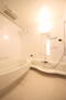 ポレスターブロードシティ上近江 浴室は1.6×2.0ｍのゆったり空間です。浴室暖房乾燥機も備えてあり、カビの発生を抑えられます。
