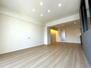 ロイヤルハイム彦三 １７帖のリビングは白を基調としたデザインで明るいお部屋です。