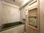 グランドメゾン桑名弐番館 おしゃれな柄の壁に浴槽の色が映える浴室ですね。（2024年4月9日　撮影）