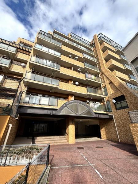 採光たっぷりの明るく開放感のあるLDKが魅力のライオンズマンション川名 地下鉄鶴舞線「いりなか」駅1番出入口から北へ徒歩6分ほど行ったところにある地下1階付7階建てのマンション。中京大付属中京高校が隣にあり、お子様が通うようであれば通学がめっちゃ楽々です♪