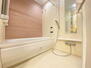 ザ・パークハウス桜山プレイズ 1418サイズ、温かみのある木目調のパネルが採用されています。ミストサウナ機能付浴室暖房乾燥機搭載。【浴室】（2023年12月撮影）