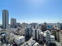 セントラルガーデン・レジデンスＡ棟 13階建の最上階部分、南東側の眺望です。天気の良い日は、気持ちの良い青空をお楽しみいただけます。【住戸からの眺望/南東側】（2024年03月撮影）