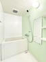 三旺マンション国府宮 カウンター等が設置されており収納力のある浴室。