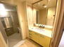 ビューパレス徳重 三面鏡の奥には、化粧品等をたっぷり収納でき、清潔感のある洗面室を保つことができます。