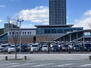 プレミスト東静岡ステーションレジデンス JR東海道本線「東静岡」駅まで240m 徒歩3分。島田・浜松方面、興津・熱海方面へのアクセスが可能。都市再開発で整備された近代的なデザインの駅舎です。駅周辺には大型ショッピングモールなどの商業施設があります。