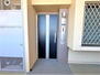 エンブルソレア今泉小前 【玄関外部】重厚感のあるドアが特徴的な玄関外部。玄関ドアのカギは防犯性の高いディンプルキーが採用されています。