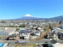 エンブルソレア今泉小前 【眺望】玄関ドアを開けると富士山の眺望が広がります。高層階ならではの眺望は圧巻です。
