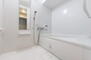 三旺マンション国府宮 リノベーションに伴い、自動湯張り機能付き機能をもつ浴室に新品交換しています。<BR>（2023年12月）撮影