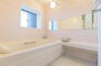 カルティア東海通【ゆとりの大空間・収納充実】 窓のある開放的な浴室は大型の１６２０サイズとなっております。ゆったりとお寛ぎください。