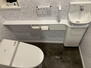 ザ・呉服町タワー 【トイレ】<BR>温水洗浄便座付きのトイレ。お手入れしやすくスタイリッシュなタンクレスタイプです。手洗いカウンターが設置されています。/2024年3月フロアタイルに張替