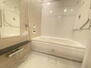 ザ・パークハウス大曽根レジデンス 明るい色調の清潔感のある浴室です。ミストサウナ付き浴室乾燥機が備わり、入浴や洗濯乾燥に便利です。【浴室】（2024年03月撮影）