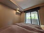 『グランドメゾン覚王山菊坂町』　全国初ＺＥＨ基準旧分譲マンション 柔らかい光に包まれる洋室。緑が望める大きな窓があるので朝の爽やかな風が感じられる空間。寝室スペースとしてもぴったりです。