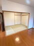 シャトレ愛松稲沢Ⅷ 6帖和室<BR>来客時や寝室にも<BR>扉を開放すれば、リビングが大空間になります