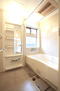 志賀本通シティハウス 換気がしやすい窓付きバスルーム　便利な追焚機能や浴室乾燥機付き