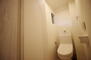 松風園ハウスＢ棟２１５【リノベーション】 ウォシュレット一体型トイレ新品交換。空間が縦に伸びているので、ゆったりとお使いいただけそうです。