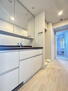 サーパス沼津本田町 　洗面室は廊下とウォークスルークロゼットとの２ＷＡＹ設計。洗面化粧台は収納付き三面鏡を備えています