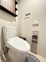 サーパス沼津本田町 　おしゃれなデザインの吊戸棚があるトイレです