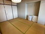 ルシオン伊豆宇佐美 リビングダイニングスペースに隣接した和室は広さが約6帖あります。