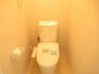 エスポア桑名 シンプルで清潔感のあるトイレです。洗浄暖房機能付きがうれしいですね。（2023年9月4日　撮影）