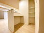 奈良三条ハイツ リビングには収納に便利な可動棚があります。