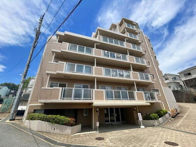 ライフヒルズ富雄 近鉄難波・奈良線「富雄」駅より徒歩4分の立地。周辺施設も充実しています