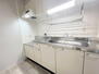 チサンマンション新大阪１０番館 壁付キッチンになります。キッチン下部、上部の２か所に収納がある為、食器棚を置かなくとも、十分な収納力を持ち合わせたキッチンです。また、壁付することでリビング・ダイニングのスペースを広く活用できます。